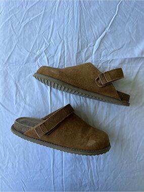 Cushionaire Bolder Suede Clog with Swivel Strap in Chesnut